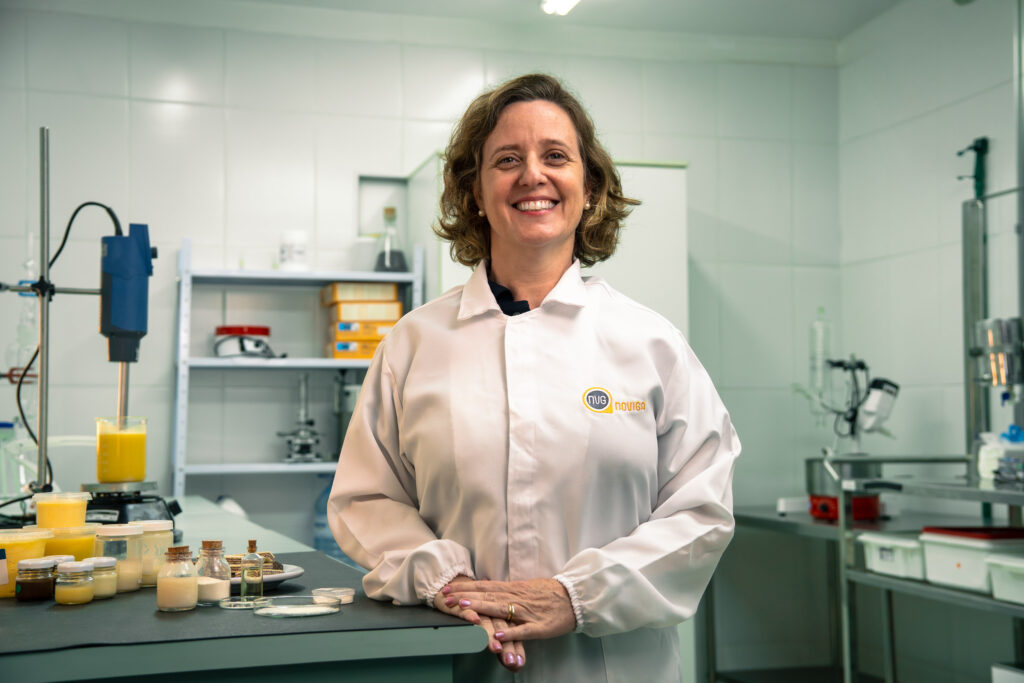 Foto de Cristina Mascarenhas no laboratório, CTO e PhD da Noviga Partner, especialista em nanotecnologia e desenvolvimento de produtos alimentícios.
