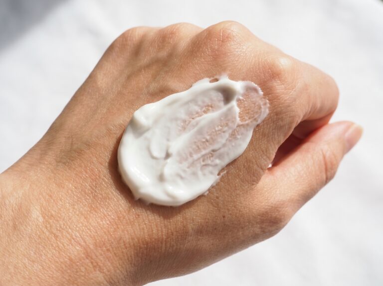aplicando creme nas mãos